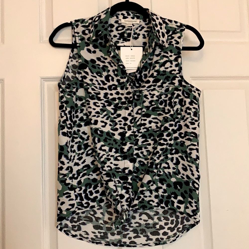 NWT Leopard print sleeveless tie up collared top